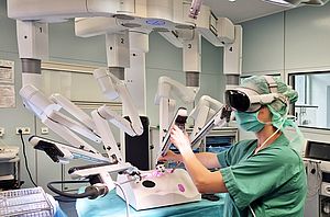 Robotersysteme, die Bewegungsbefehle des Chirurgen hochpräzise, in Echtzeit und millimetergenau übersetzen, dabei auch feinstes Zittern herausfiltern können, sind bereits erfolgreich in Kliniken im Einsatz. Nun verspricht die Kombination dieser Technik mit Datenbrillen einen weiteren Innovationsschub.