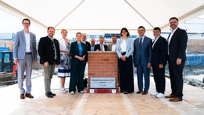 Grundsteinlegung in Kemnath: Gäste der Veranstaltung waren Judith Gerlach, bayerische Gesundheitsministerin, Hubert Schicker, Landrat des Landkreises Tirschenreuth, Roman Schäffler, erster Bürgermeister der Stadt Kemnath sowie Elisabeth Staudinger, Mitglied des Vorstandes Siemens Healthineers AG.