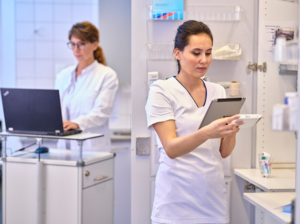 Zwei Gesundheitsangestellte in Klinik-Apotheke mit Computer und Tablet