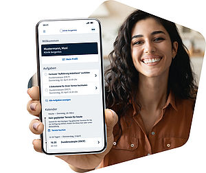 Screen-Ansicht des Patientenportals von samedi auf Handy, das eine Frau hält