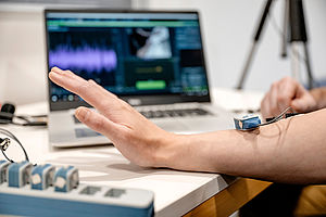 Gut aufbereitete Informationen aus digitalen Technologien, wie Elektromyographie, können Physiotherapeut:innen im stressigen Berufsalltag entlasten und Diagnosen unterstützen