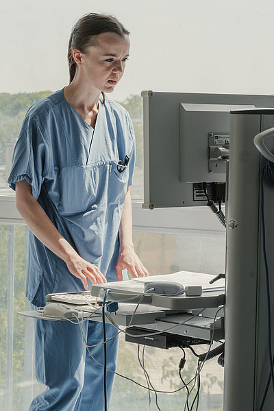Entscheidungen auf der Intensivstation müssen mitunter sehr schnell getroffen werden. Ein auf künstlicher Intelligenz basierendes Entscheidungstool kann zu einem Zeitvorsprung in kritischen Situationen beitragen. 