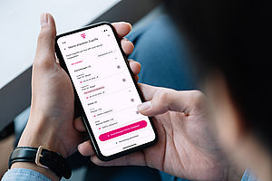 Schmuckbild Souveräne Patientenakte der Deutschen Telekom; Mann hält Smartphone in der Hand mit neuer ePA-Anwendung der Deutschen Telekom auf dem Handy-Screen