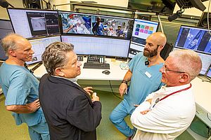 Exzellentes Beispiel für Teamspirit, Digitalität und standortübergreifende Vernetzung in der Krankenversorgung: Niedersachsens Gesundheitsminister Dr. Andreas Philippi (2. v. l.) informiert sich bei Dr. Michael Sasse, Dr. Henning Rathert und Prof. Dr. Philipp Beerbaum über das TelePIN.