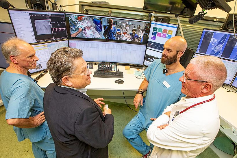 Exzellentes Beispiel für Teamspirit, Digitalität und standortübergreifende Vernetzung in der Krankenversorgung: Niedersachsens Gesundheitsminister Dr. Andreas Philippi (2. v. l.) informiert sich bei Dr. Michael Sasse, Dr. Henning Rathert und Prof. Dr. Philipp Beerbaum über das TelePIN.