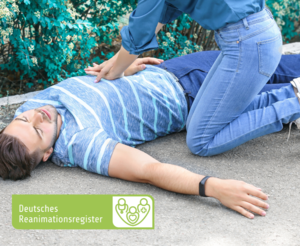 Ersthelfer:in wendet Herz-Lungen-Massage an Patienten auf Boden liegend an