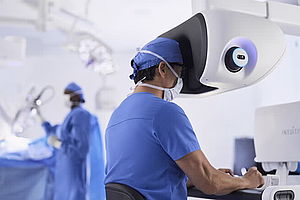 Operateur nutzt das da Vinci Operationssystem 