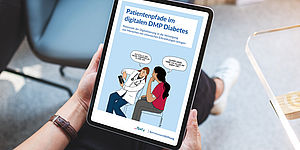 Person schaut sich Studie „Patientenpfade im digitalen DMP Diabetes“ auf Tablet an