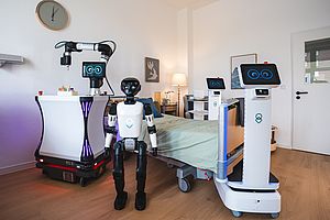 Vier Robotik-Systeme werden im URG-Robotik-Trainingszentrum für den Einsatz in Klinik, Labor und Pflege vorbereitet: uLab Mobile, uMe, uServe und uLog (v.l.n.r.)