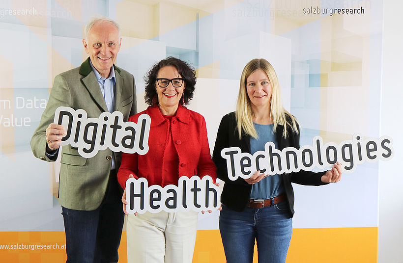Digitale Gesundheitsforschung: Expertise des LBI Digital Health and Prevention wird bei Salzburg Research weitergeführt; v.l.n.r.: Siegfried Reich, GF Salzburg Research, Landesrätin Daniela Gutschi, Daniela Wurhofer, Forschungslinienleiterin