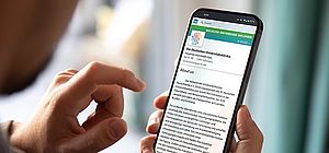 Smartphone mit Screenanzeige der Website des Verbandes der Universitätsklinika Deutschlands 