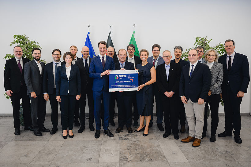 Übergabe der Förderzusage für das Konsortium AI4CancerCure.NRW durch NRW-Wissenschaftsministerin Ina Brandes (8. v. re.) und NRW-Ministerpräsident Hendrik Wüst (7. v. li.) 