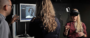 Dr. Daniel Gromer, Dr. Isabel Neumann und Dr. Sabrina Gado (von links) arbeiten an einer Patientinnen-Simulation in Virtueller Realität.