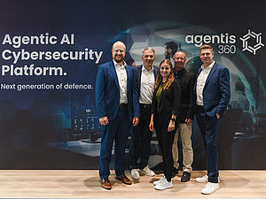 SecurITe Team DMEA 2026 (v.l.n.r.: Peter Brillinger, Division Manager, SecurITe; Herbert Stöger, Gründer, x-tention group; Pavlína Richtrová, Cybersecurity Consultant, SecurITe; Manuel Nedbal, CEO, SecurITe; sowie Bernhard Aigenbauer-Binder, Managing Director, SecurITe.)