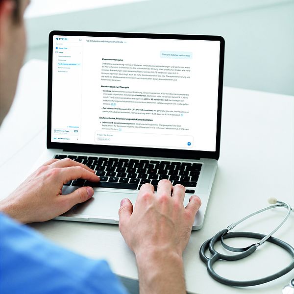 Das neue KI-gestützte, speziell für ärztliche Berufsgeheimnisträger entwickelte Informationssystem Eviplex ermöglicht Ärztinnen und Ärzten die Analyse internationaler Leitlinien und aktueller Studien für evidenzbasierte Antworten im medizinischen Alltag.