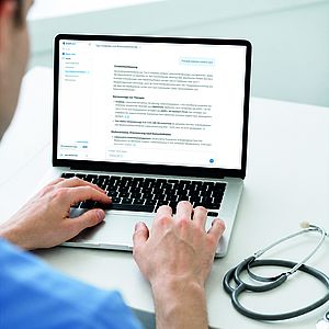 Das neue KI-gestützte, speziell für ärztliche Berufsgeheimnisträger entwickelte Informationssystem Eviplex ermöglicht Ärztinnen und Ärzten die Analyse internationaler Leitlinien und aktueller Studien für evidenzbasierte Antworten im medizinischen Alltag.