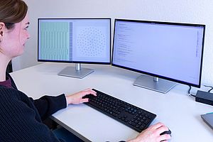 Eine Forscherin von Fraunhofer SCAI arbeitet an Modellen, die Abrechnungs- und Versorgungsdaten für medizinische Vorhersagen nutzbar machen. 