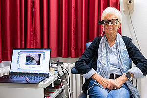 Zum ersten Mal konnte Gisela Sudhop am 8. Oktober die Brille mit eingebauter Mikrokamera tragen, die Bildsignale auf den Chip im Auge überträgt. In der praktischen Anwendung funktioniert das System ohne Kabel.