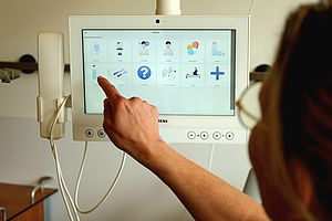 Die App HelpChat kann direkt am Krankenbett genutzt werden und gezielt Bedürfnisse weitergeben. 