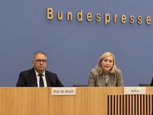 Bundesgesundheitsministerin Nina Warken auf der heutigen Pressekonferenz