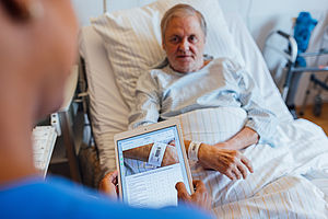 Der Bedside-Scan schließt den letzten offenen Schritt im digitalen Prozess: Am Krankenhausbett scannt die Pflegekraft sowohl das Patientenarmband als auch den Medikamentenbeutel. Das System gleicht die Daten in Echtzeit mit der Verordnung ab. Stimmt etwas nicht, wird die Gabe gestoppt. 