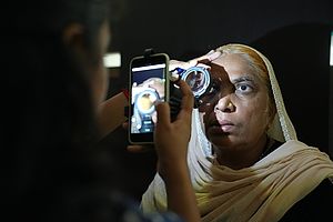 Smartphone-basierte Netzhautbildgebung im Einsatz in Indien: Die Aufnahme entstand im Rahmen eines Kooperationsprojekts des UKB mit der Sankara Eye Foundation India zum Smartphone-basierten telemedizinischen Screening auf diabetische Retinopathie.