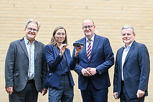 Sebastian C. Semler (Geschäftsführer TMF e. V.), Tagungspräsidentin Dr. Heidi Altmann (Universitätsklinikum Dresden), Matthias Hauer (Parlamentarischer Staatssekretär im BMFTR und PD Dr. Michael Kiehntopf (TMF-Vorstand, Universitätsklinikum Jena)