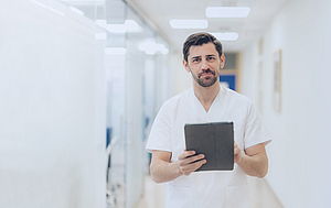 POLAVIS unterstützt Krankenhäuser erfolgreich bei der notwendigen digitalen Transformation der Organisation und Abläufe. Das bestätigt einmal mehr das Ranking von Statista und brand eins, das POLAVIS zu den Top 3 Unternehmensberatungen in der Branche Healthcare zählt – gewählt von Kollegen und Kunden des Unternehmens.