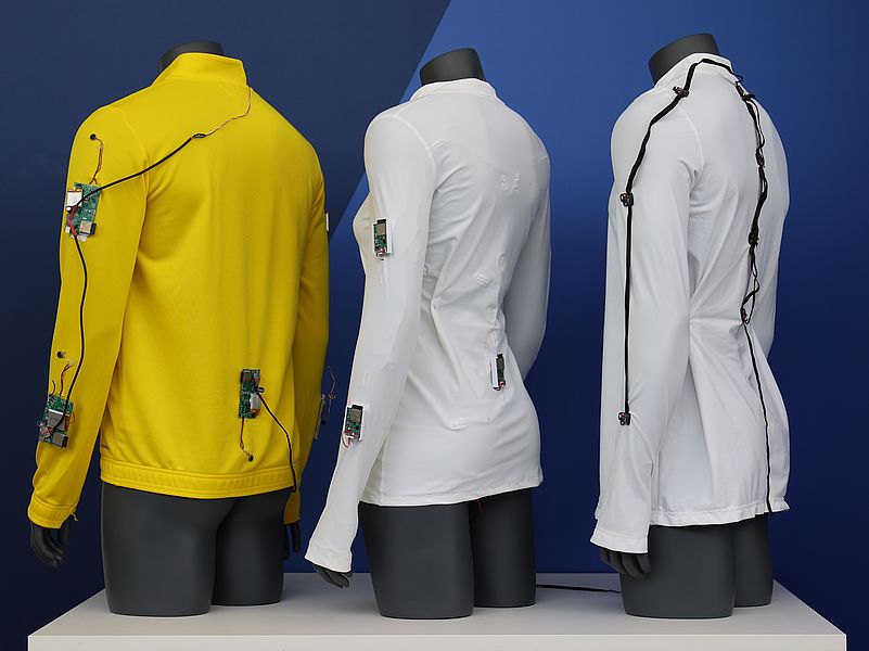 Die Digitale Smarte Jacke, entwickelt am Institut für Textiltechnik (ITA) der RWTH Aachen University,  hilft nicht nur bei der Rehabilitation, sondern sieht auch noch gut aus