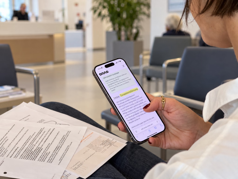 Patientin, die diverse Gesundheits-Dokumente auf dem Schoß liegen hat,  schaut auf Smartphone-Screen mit Onno App 
