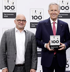 Tobias Leipold, Mitgründer und Geschäftsführer der MEDIVISE Healthcare GmbH, bei der TOP 100-Preisverleihung in Heidelberg mit Christian Wulff, Bundespräsident a. D. und Mentor des TOP 100-Wettbewerbs