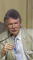 Prof. Dr. Roland Trill