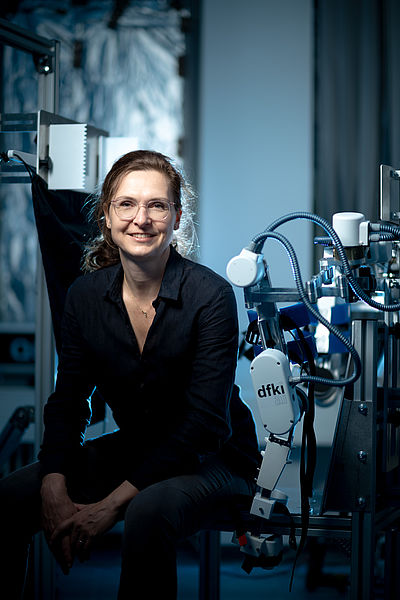 Prof. Dr. Elsa Andrea Kirchner forscht an der Schnittstelle menschzentrierter KI-Robotik und intelligenter Biosensorik