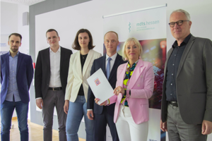Digitalministerin Prof. Dr. Kristina Sinemus (2. v. r.) überreicht den Förderbescheid des Landes Hessen über 850.000 Euro an THM-Vizepräsidenten Prof. Dirk Metzger (r.). Mit dabei: (von links) Sven Rolka, Dr. Florian Eberhardt, Vivienne Mekhzoum und Prof. Dr. Tobias Müller.