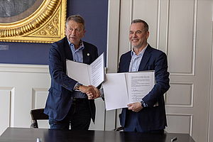 V.l.n.r.: Prof. Dr. Alexander Meyer (Professor für Künstliche Intelligenz in der Medizin und Chief Medical Information Officer am Deutschen Herzzentrum der Charité), Prof. Dr. Heyo K. Kroemer (Vorstandsvorsitzender Charité), Prof. Dr. Thomas Wiegand (Institutsleiter Fraunhofer HHI), Prof. Dr. Slawomir Stanczak (Fraunhofer HHI, Koordinator 6G-RIC / xG-RIC) und Michael Klee (Verwaltungsdirektor Fraunhofer HHI)
