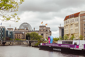 Am 7. Mai 2026 startete die MS Wissenschaft in Berlin ihre fast fünfmonatige Tour durch 36 Städte in Deutschland, Polen und Österreich.