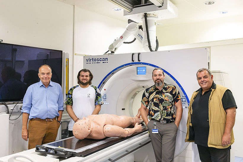 Prof. Dr. Michael Thali, Hasan Kutlu, Dominic Gascho und Pedro Santos (v. l. n. r.) am Virtoscan-System der Universität Zürich. Im Projekt ICON VirtoFusion entwickeln Universität Zürich und Fraunhofer IGD gemeinsam neue Ansätze für die automatisierte und nachvollziehbare Zusammenführung forensischer Bilddaten. 