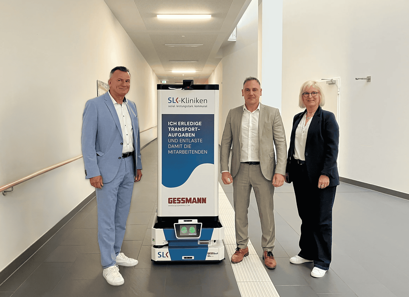 Foto Von links: Alwin Ehrensperger (Geschäftsführer, W. Gessmann GmbH), Steffen Kuhnle (Leiter Geschäftsbereich Robotik, W. Gessmann GmbH) und Stephanie Haußmann (Geschäftsführerin, SLK-Service GmbH) präsentieren den GESSbot im SLK-Klinikum Heilbronn.