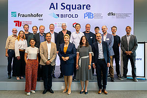 Teilnehmende des Besuchs von Wirtschaftssenatorin Franziska Giffey (erste Reihe, Mitte) am Berlin AI Square.