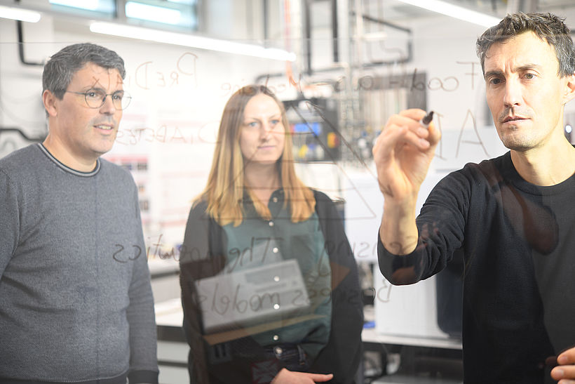 Die Empa-Forschenden Simon Annaheim, Cynthia Sob und Thijs Defraeye arbeiten an digitalen Methoden zur Prävention von Diabetes Typ 2.