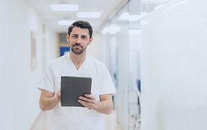 Arzt mit POLAVIS Patientenportal