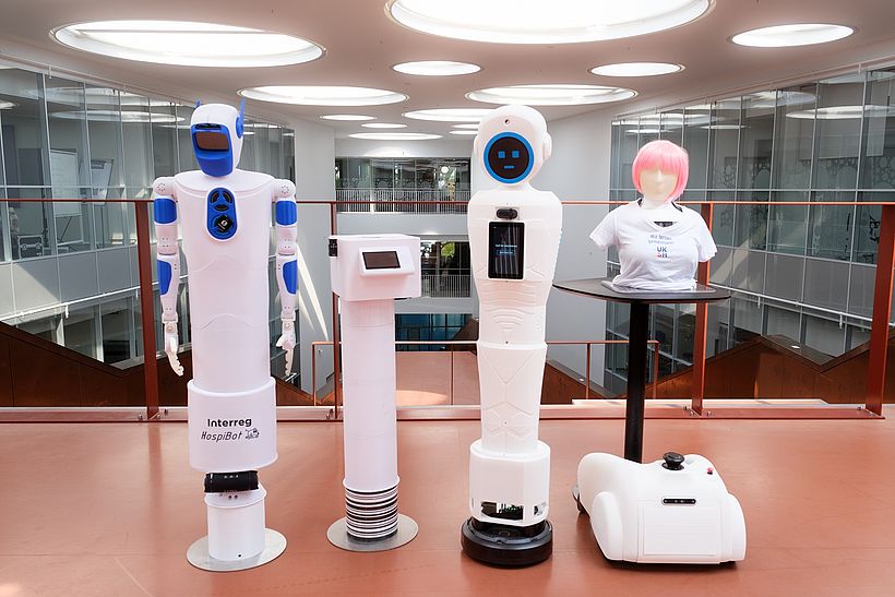 vier Roboter des deutsch-dänischen Forschungsprojekts HospiBot