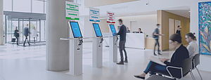 „POLAVIS Aufnahmetag“ integriert Self-Check-in und ein digitales Aufrufsystem nahtlos in das bestehende Patientenportal und schafft damit eine durchgängig digitale Lösung für einen intelligenten Aufnahmeprozess – vom ersten Patientenkontakt bis zur Einleitung der Behandlung.