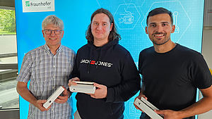 v.l.n.r. - Gerald Bieber, Fraunhofer IGD, Erlandas Norkus (Data Manager) und Marcel Walz (CTO), Hypros GmbH, mit dem Patientenmonitoring-Sensor, der in der Machbarkeitsstudie verwendet wurde.