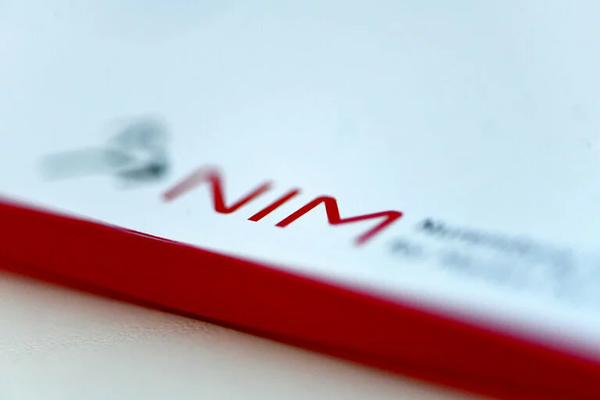 Logo des NIM auf Karton