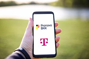 Handy-Screen mit Logos von PronovaBKK und Telekom