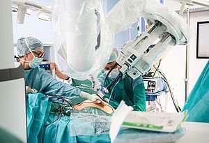 Das „Da Vinci SP“-Operationssystem im Einsatz: Die Kamera und drei flexible Instrumente werden über nur einen einzigen Zugang in den Körper eingebracht.