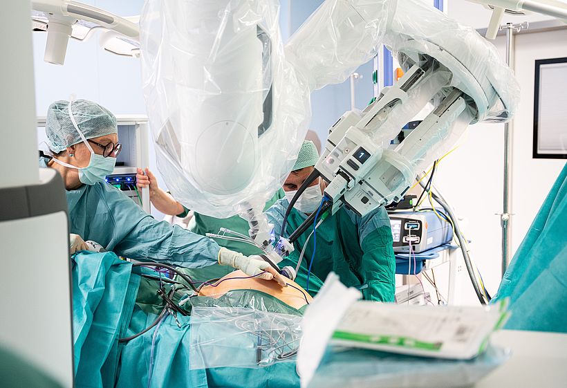 Das „Da Vinci SP“-Operationssystem im Einsatz: Die Kamera und drei flexible Instrumente werden über nur einen einzigen Zugang in den Körper eingebracht.