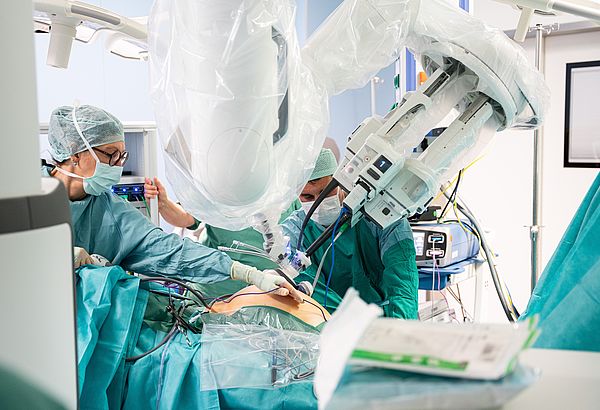 Das „Da Vinci SP“-Operationssystem im Einsatz: Die Kamera und drei flexible Instrumente werden über nur einen einzigen Zugang in den Körper eingebracht.