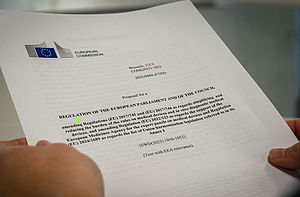 Auf mehr als 160 Seiten legt die EU-Kommission dar, warum und wie die Europäische Verordnung über Medizinprodukte, kurz MDR, geändert werden soll. In der Folge werden sich das Europäische Parlament, der Rat der Europäischen Union und die Kommission im Trilog-Verfahren mit dem Vorschlag beschäftigen.
